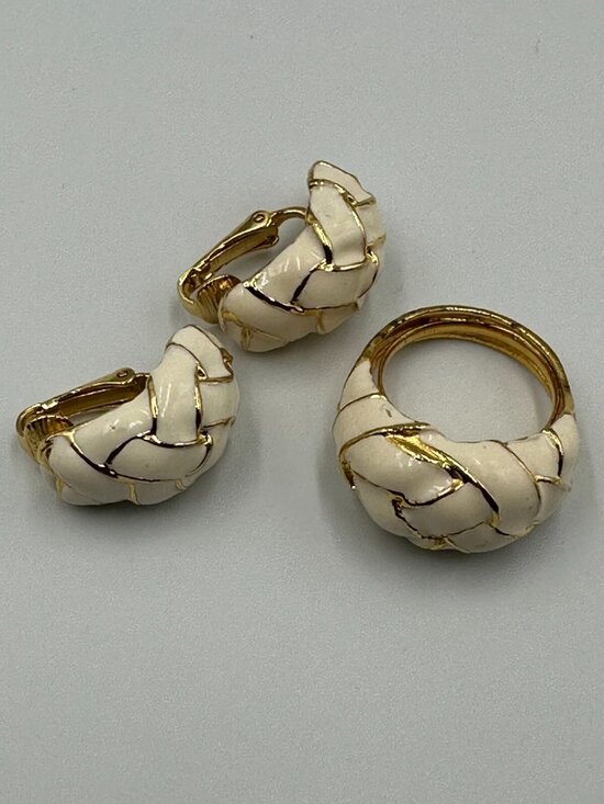Vintage Kenneth Jay Lane Jewelry Set Gold Tone Cream Ring Clip-On Earrings - Picture 5 of 16